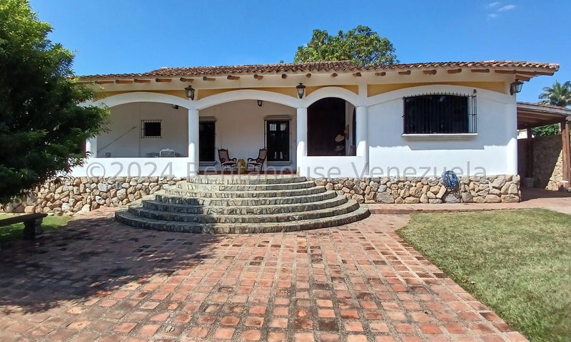 24-15831 Hermosa Casa cen Venta con amplias �