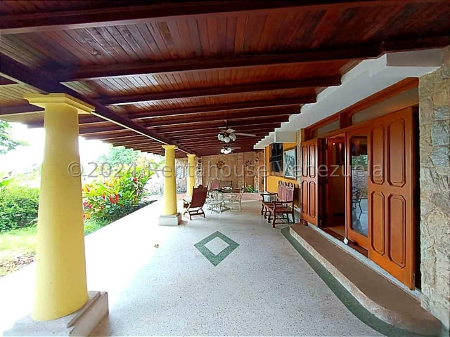 CASA EN VENTA URBANIZACION EL CASTAÑO MARACA