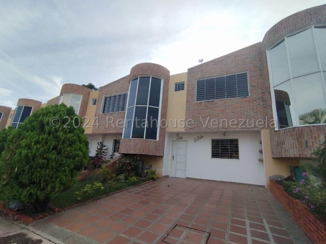 25-4828 Townhouse en Alquiler, completamente 