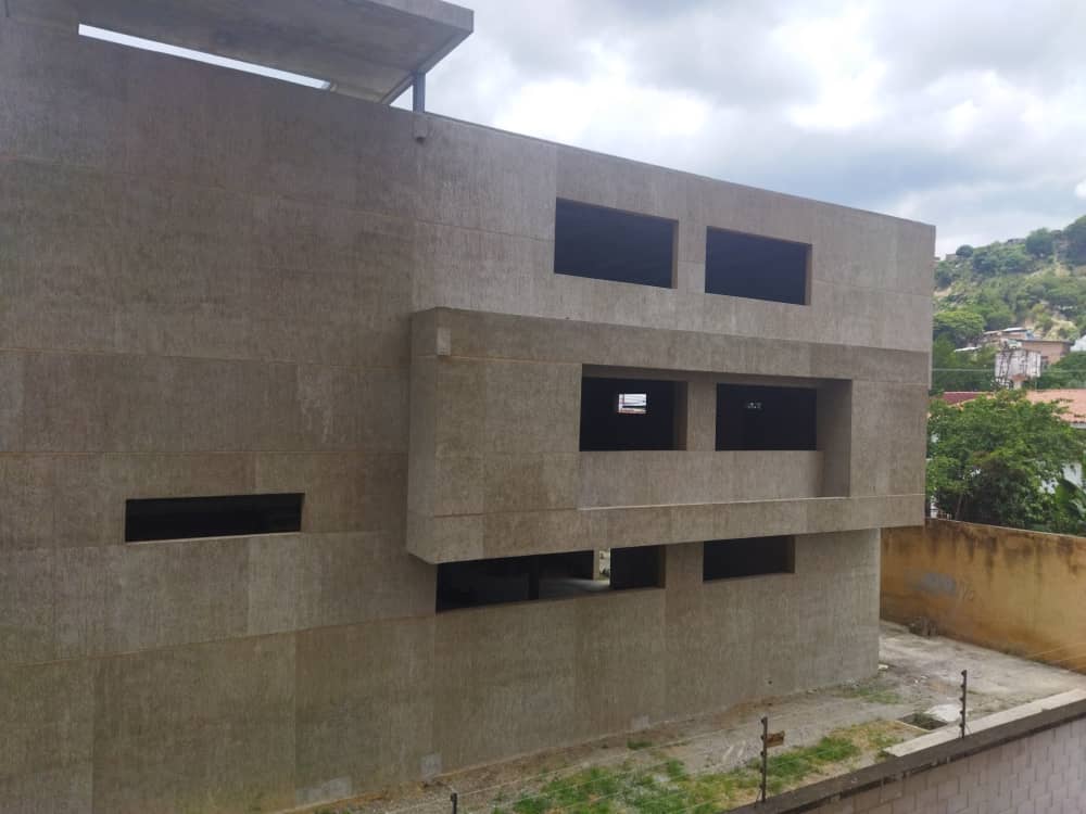 Moderno Edificio en Obra Gris VALERA