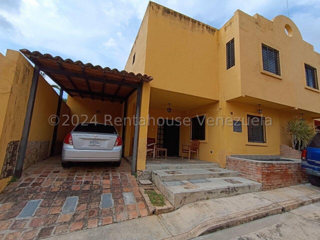 25-8277 Townhouse en Venta en Mañongo Naguan