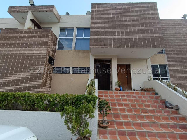 25-3182 Hermoso Townhouse en Venta  ubicado e