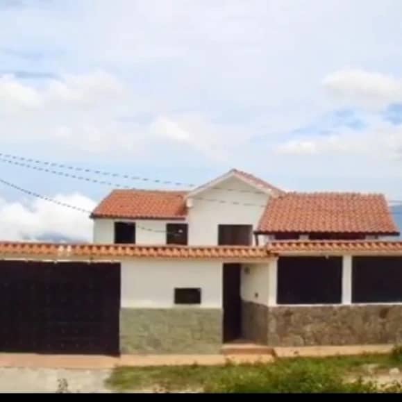 VENDO HERMOSA CASA EN EL JUNKO