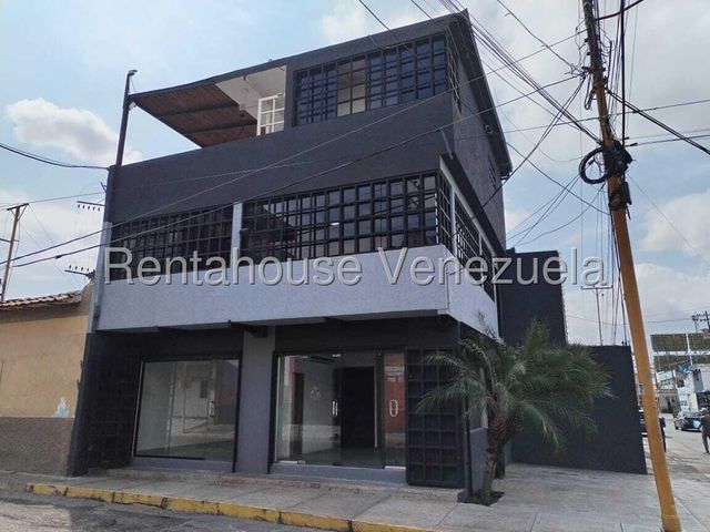 25-16872 Local Comercial de 3 pisos con cocin