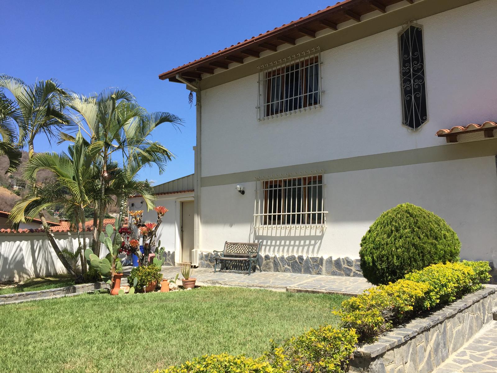 Vendo amplia casa en Prados del Este