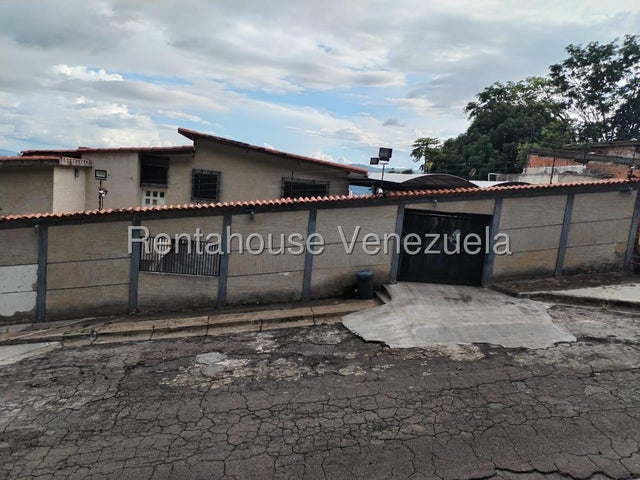 Lomas del Este Casa en Venta Ubicada en Valen