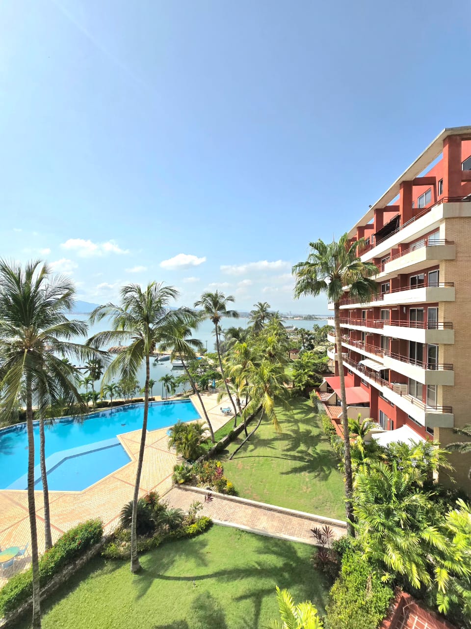 VENDO APTO EN C.R ISLA MARINA LECHERIA AMOBLA