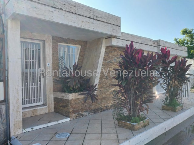 26-4687 Casa Quinta muy bien conservada con a