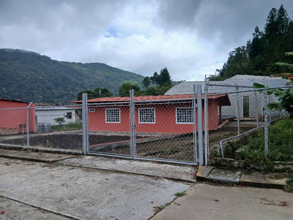 En Caripe, casa con invernadero 