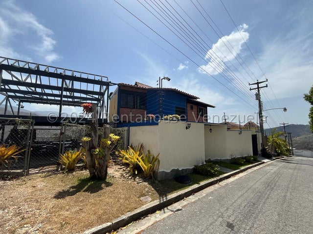 La Entrada Hermosa Casa Tres Niveles en Venta