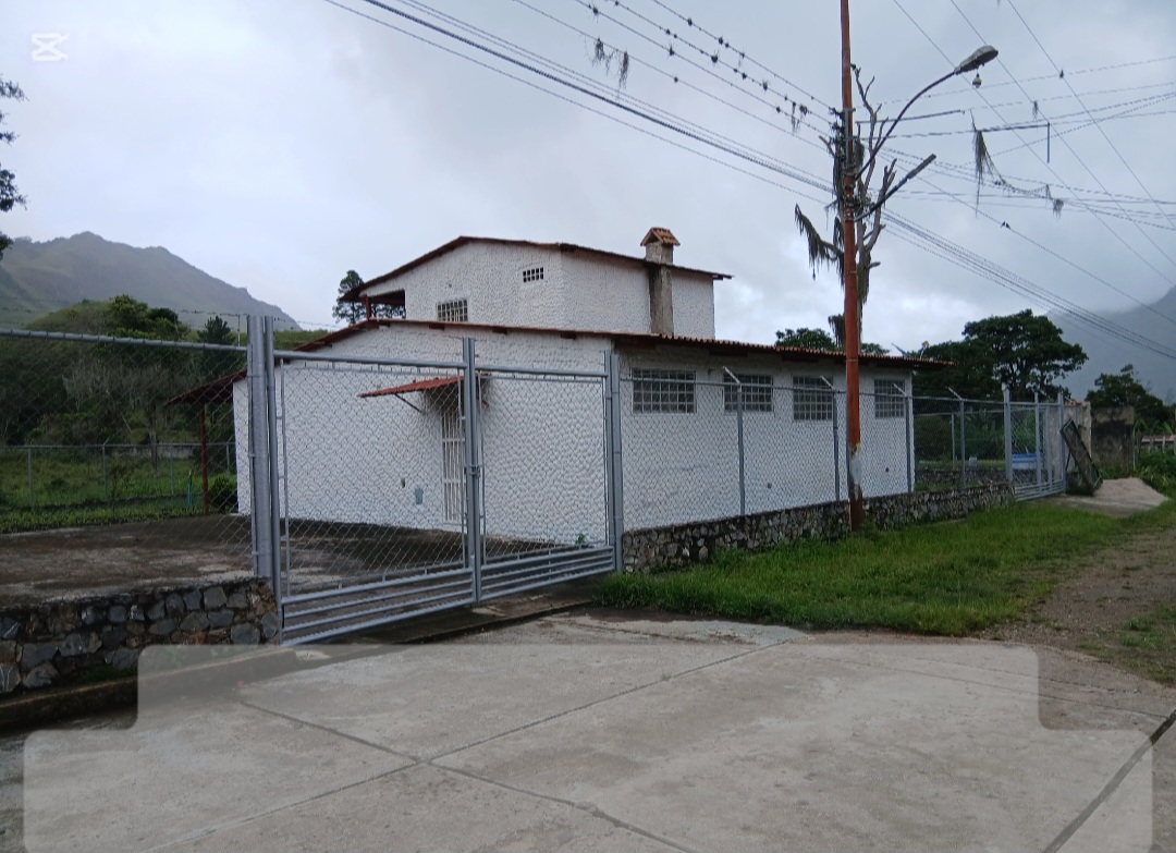 En Caripe, se vende casa con mini-apto.