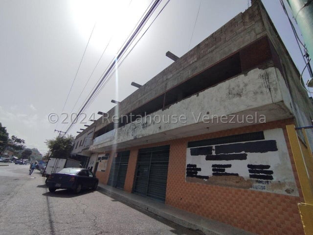 En Venta Edificio comercial de 2 niveles en v