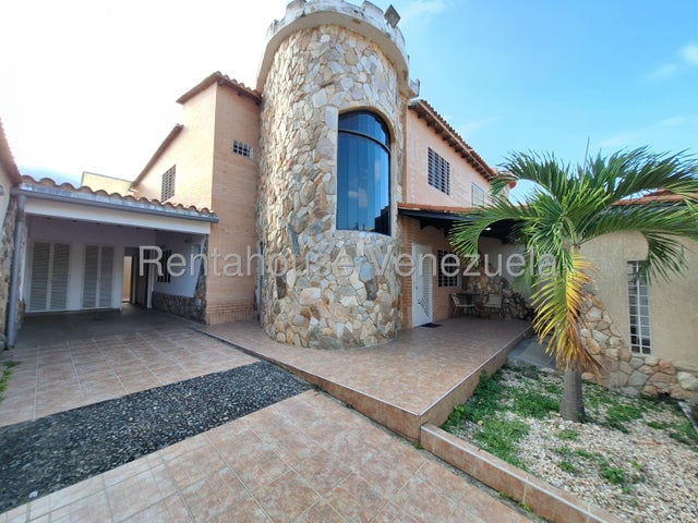 26-8298 En AlquiIer Casa de 235 mtrs de 2 niv