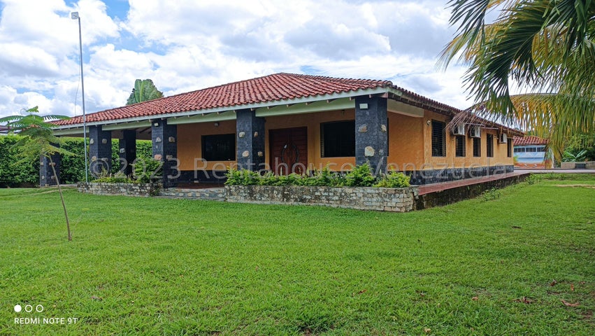 26-9657 Para la venta hermosa y amplia casa u