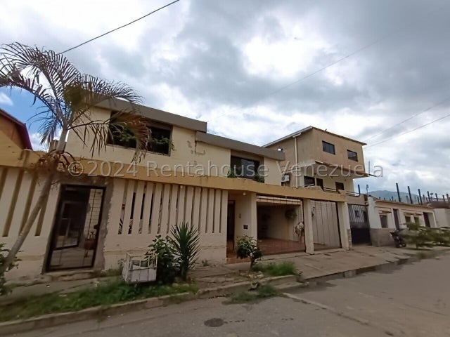 26-10322 Venta de Casa Amplia y Clásica en N