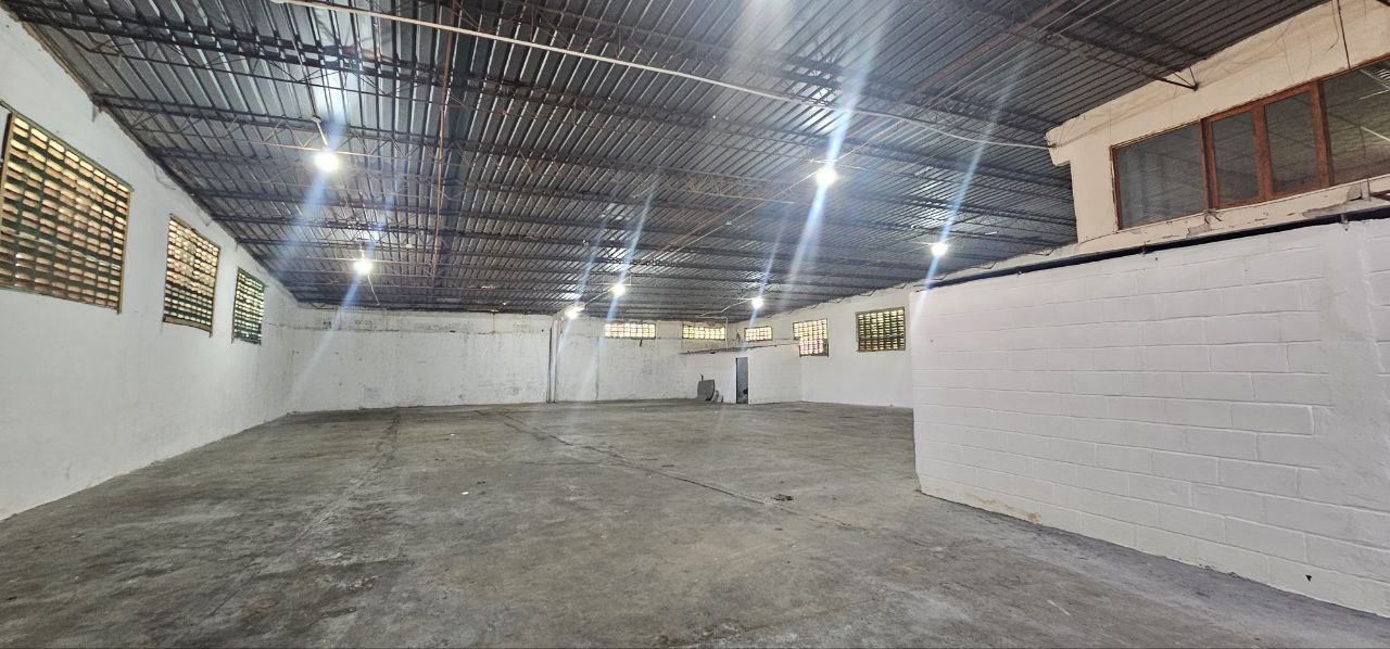 EN VENTA EXCELENTE GALPON EN LA MEJOR UBICACI