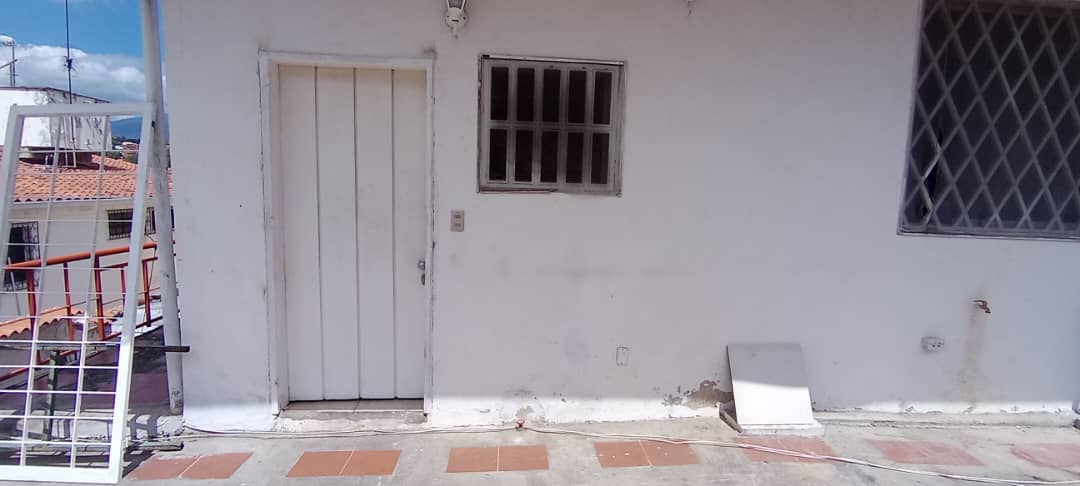 SE ALQUILA ANEXO EN LA TRINIDAD 