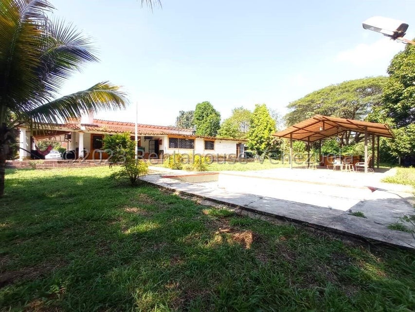 Terreno residencial con casa en venta en Saba