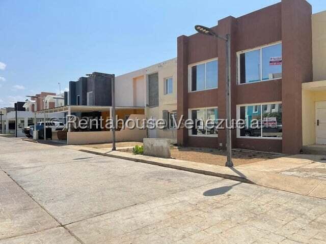 26-1393- Townhouse en Puerta Maraven VENDIDO