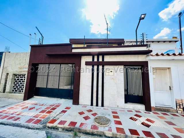 CASA EN VENTA URB. ANDRES BELLO MARACAY ESTAD