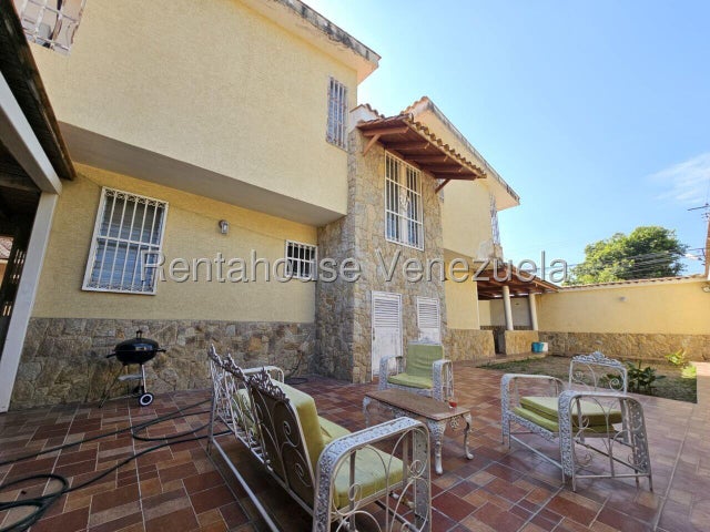 CASA EN VENTA URB. ANDRES BELLO MARACAY ESTAD