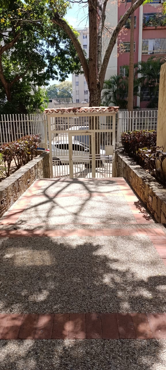 Alquilo apartamento en la Urbina.
