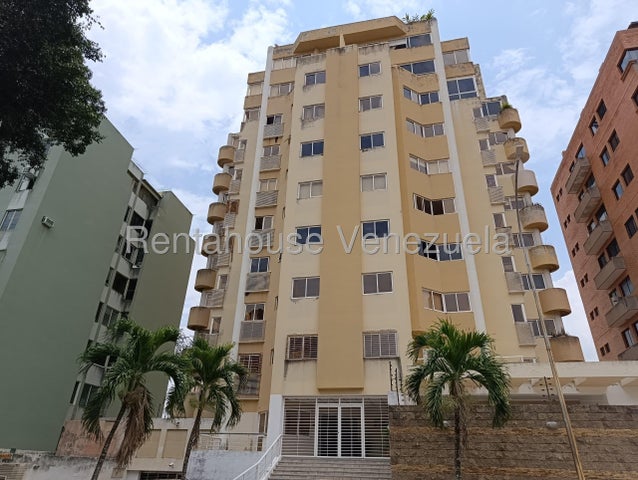 Apartamento con planta electrica en alquiler 