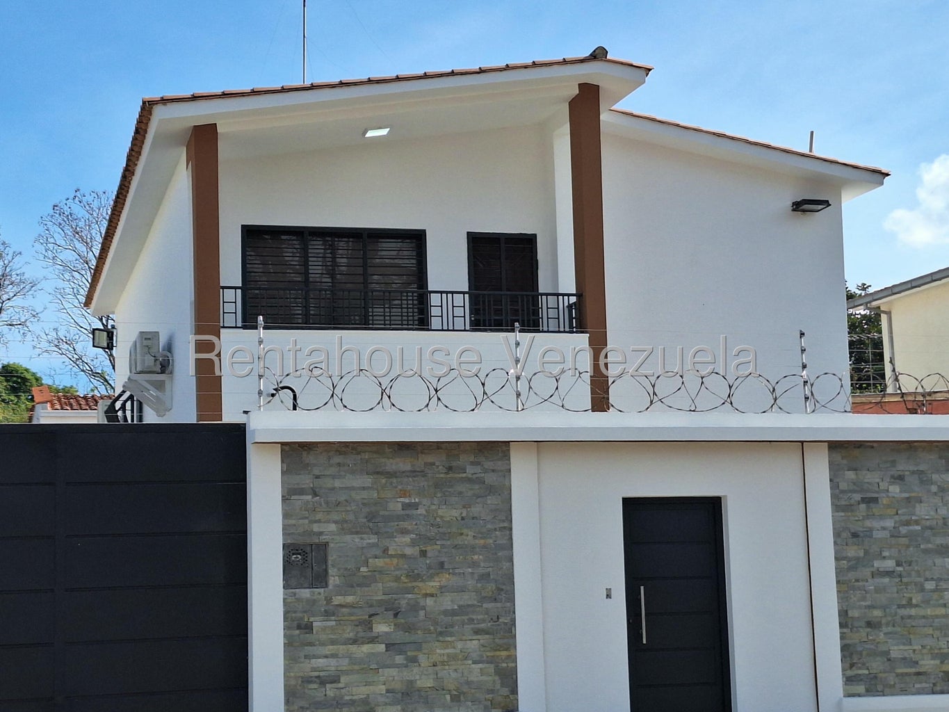 Casa con planta electrica en alquiler Ubicada