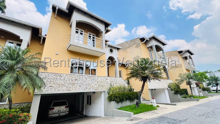 TOWNHOUSE EN VENTA URB. CANTARANA MARACAY EST