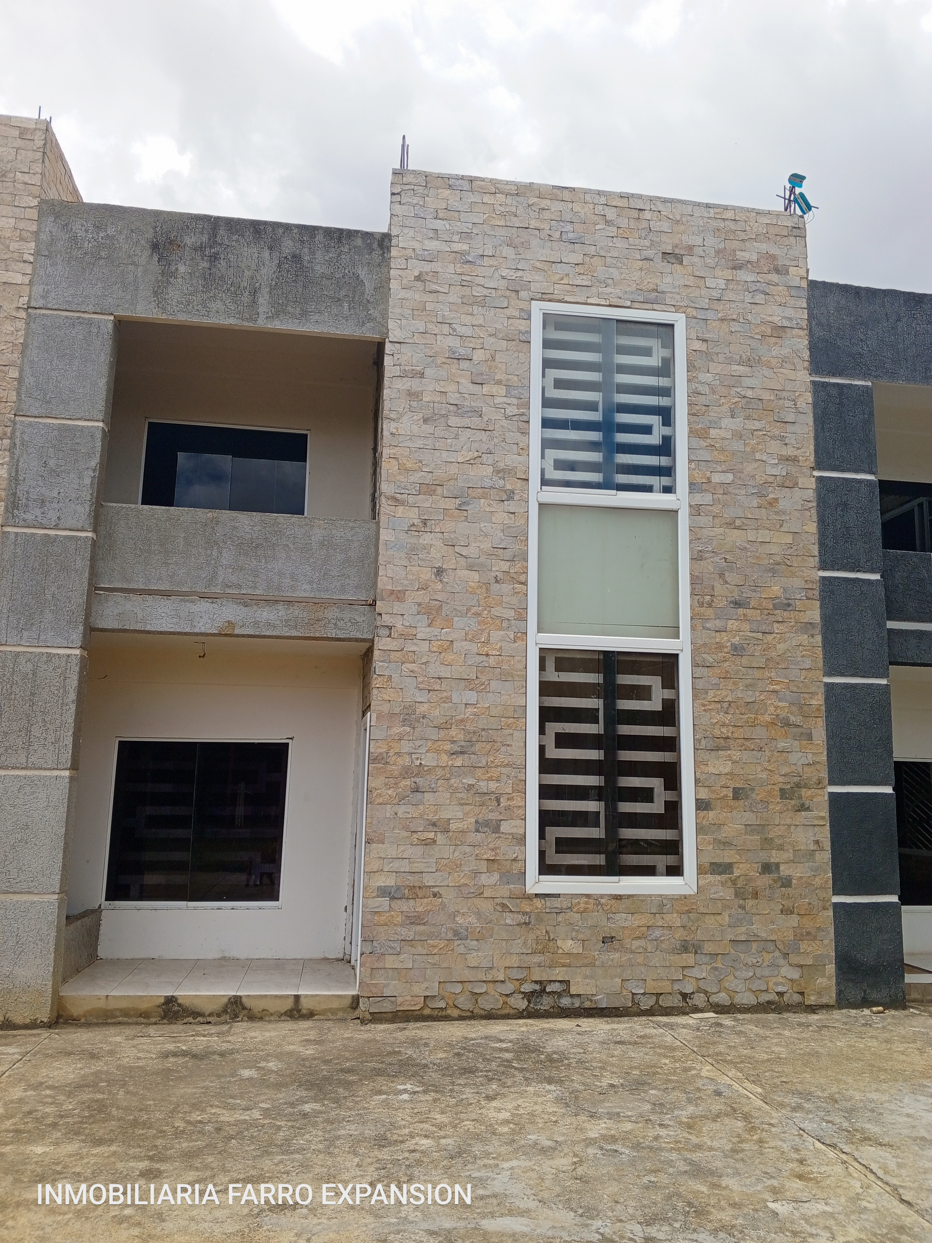 INMOBILIARIA FARRO EXPANSIÓN VENDE TONWHOUSE