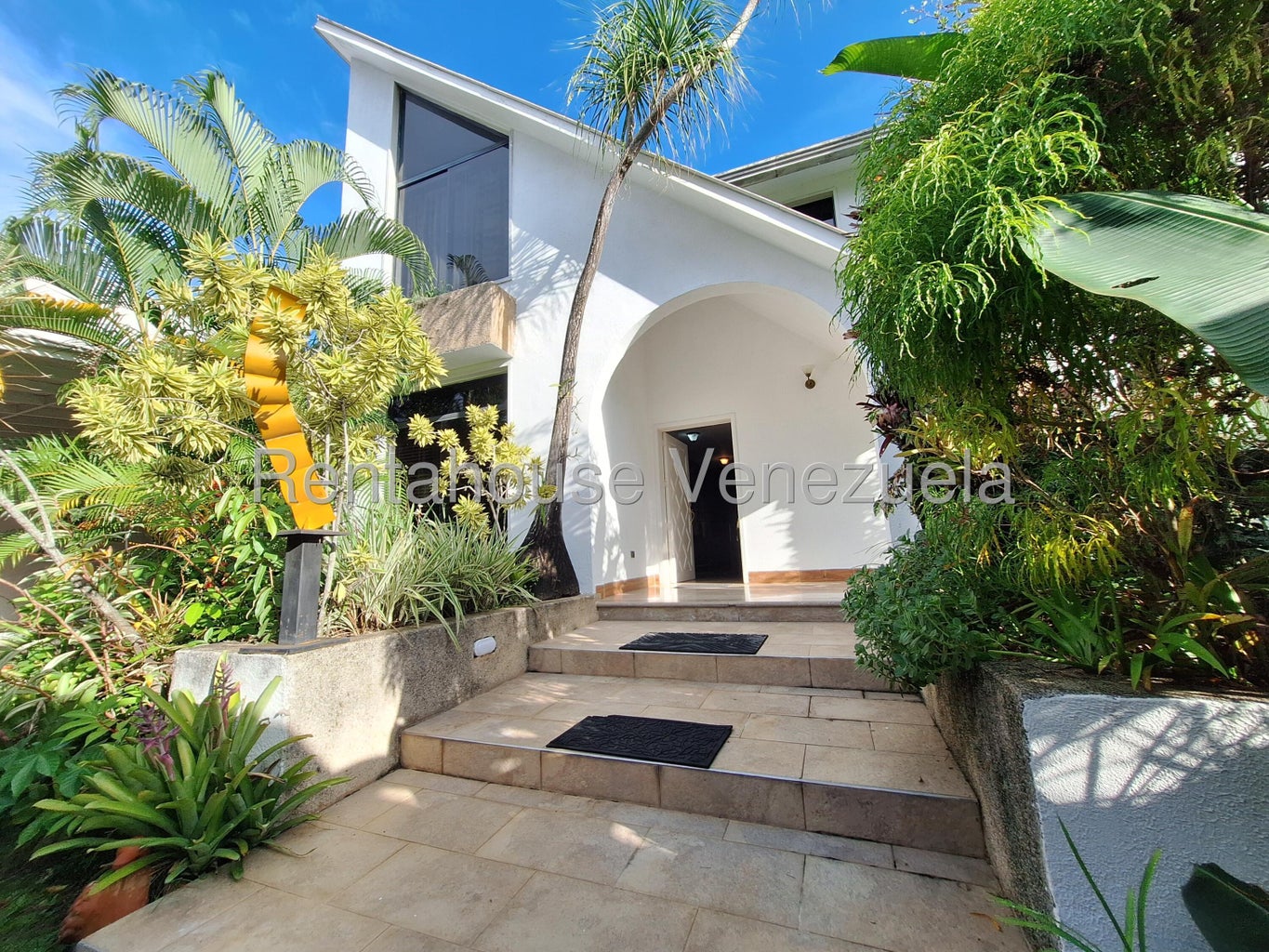 Casa con planta electrica y amplio terreno en