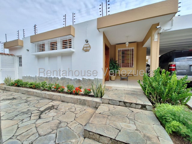 Amplia Casa con 5 Habitaciones en venta ubica
