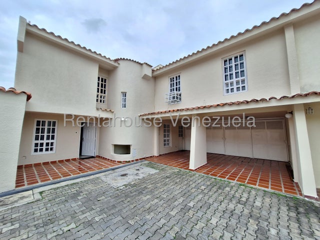 Venta de Townhouse Villas del Encanto. Naguan