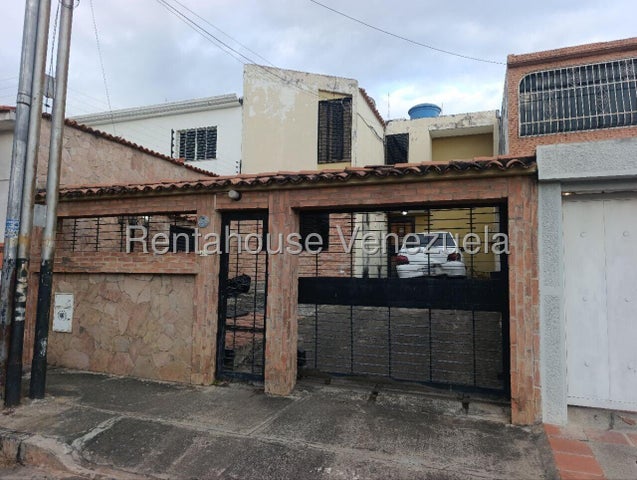 Casa con Área de Parrillera en La Esmeralda 