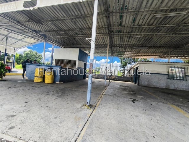 Local Comercial + Terreno de 10,000m² en Alq