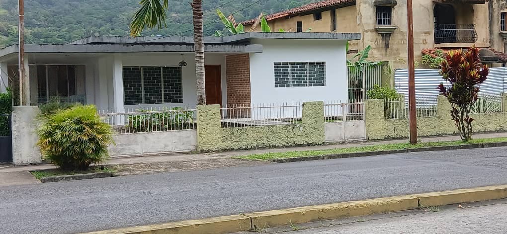 En venta, amplia y céntrica casa