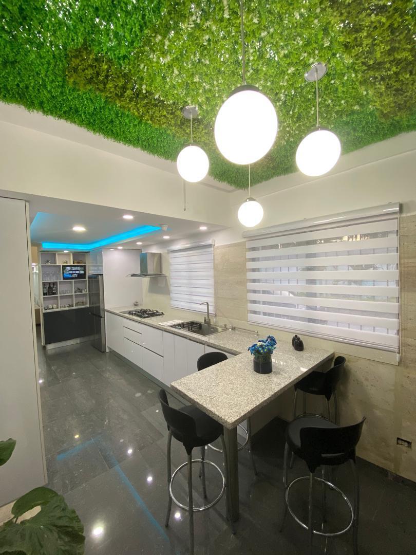 EN VENTA MODERNA CASA CON PISCINA.