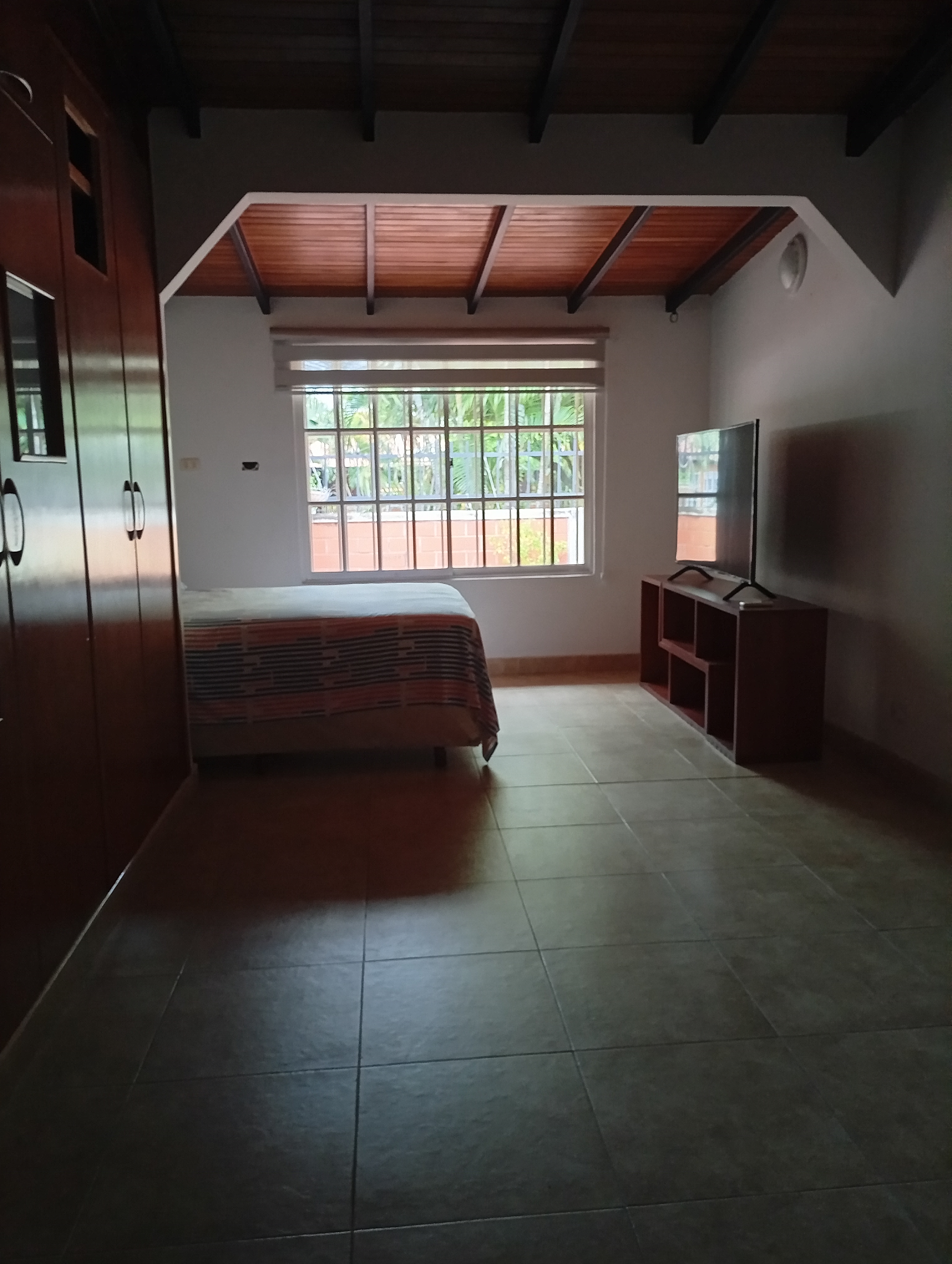 ALQUILER AMPLIA HABITACIÓN 