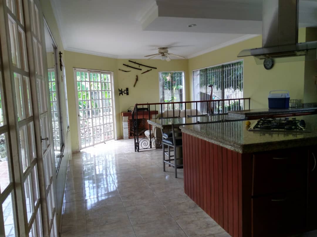 EN VENTA CASA URB. LAS MOROCHAS 