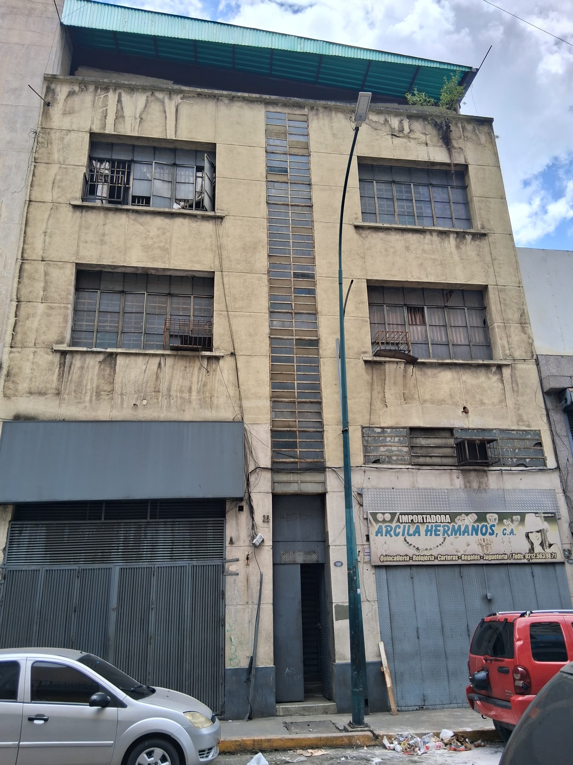 Vendo edificio con locales Av  Urdaneta 