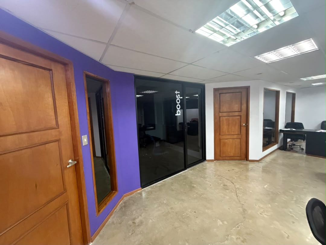 Alquilo moderna oficina en Macaracuay 