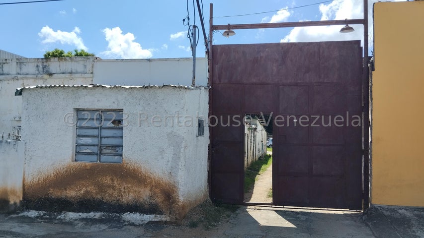 Amplio terreno con bienhechuría en venta. 16