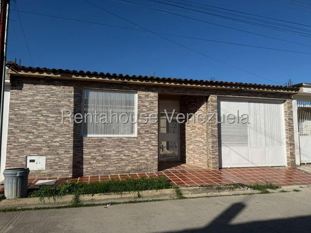 Casa en venta para modernizar a tu manera, posee 200m2 con 3H-2B+2P en Urb Ciudad alianza - Guacara