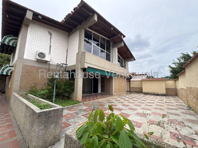 VENTA LA TRINIDAD  #26-20559 ¡Gran Oportunidad en La Trinidad! Amplia Casa en Calle Cerrada y Ubicación Privilegiada. Si buscas seguridad, espacio y una ubicación inmejorable para tu familia, esta propiedad es para ti. Ubicada en una exclusiva calle cerrada en La Trinidad (justo frente al Centro Comercial La Trinidad), esta casa en esquina ofrece todo lo que necesitas para vivir con total comodidad y tranquilidad