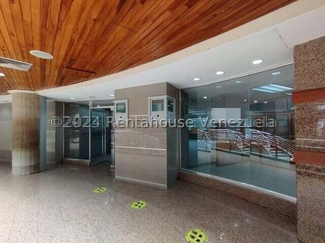 Local comercial en Alquiler de 273m2 en Maño
