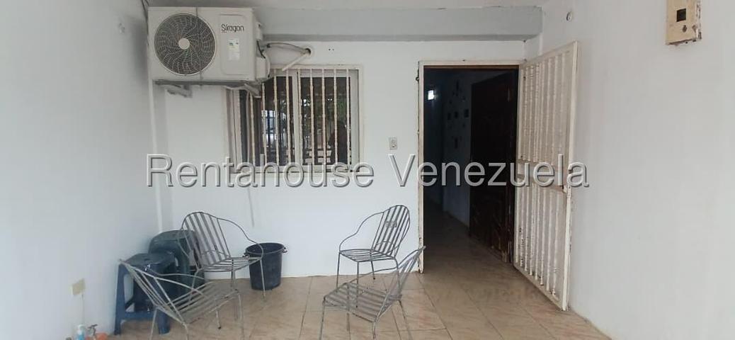 Casa en venta con 114m2 posee 3H-2B-1Pe, dos planta en Urb Ricardo Urriera en Valencia**Solo clientes**