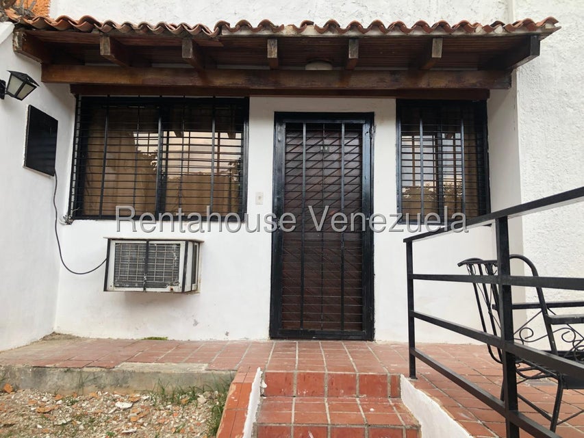 Apartoquinta En Venta En Zona Norte De Valencia. En Planta Baja, Con Jardin Y Patio, Urb. Con Acceso Cerrado Para Brindar La Mayor Seguridad, Inm 27-5637 Solo Clientes