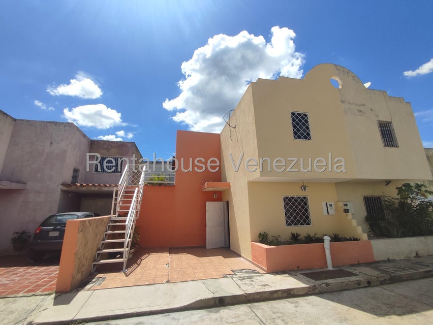En Venta Acogedor Townhouse Naguanagua, Barbula 210 Mts Construccion, Pozo De Agua, Vigilancia, Parque Infantil, Inm 27-5949 Solo Clientes
