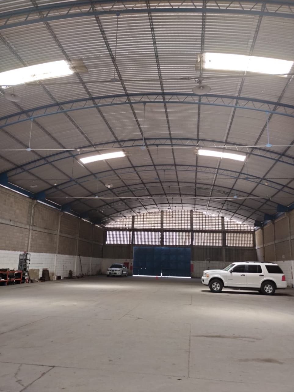 En venta Galpón 1050 mts2 4 ofc 3 baños 10 pstos luz trifásica 225 KVA Conjunto cerrado cerco eléctrico Vigilancia privada Vía Alterna de Barcelona Sector Santo Domingo frente a Terrazas de Oriente Edo Anzoategui Sólo Clientes Gm