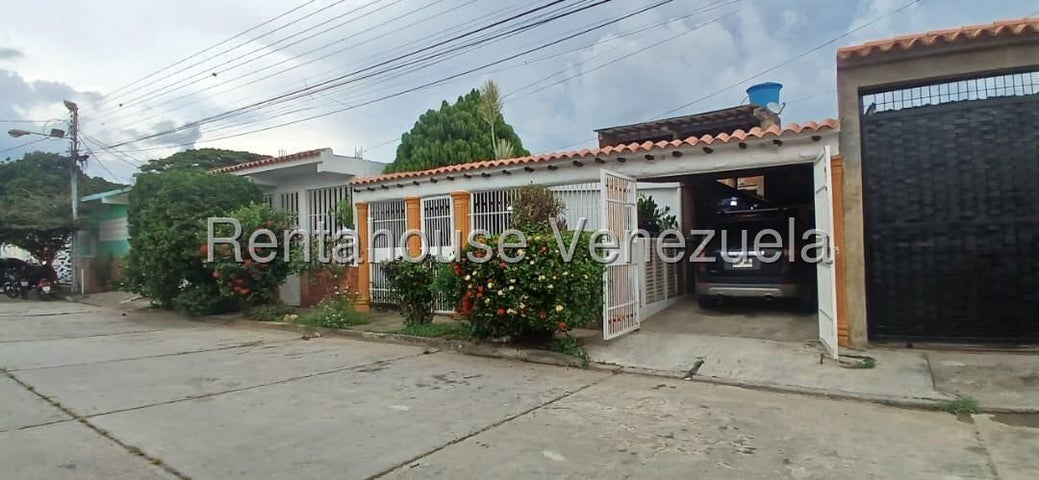 Rentahouse yl Vende Casa en Urb. Los Cardones Tocuyito #27-5816
